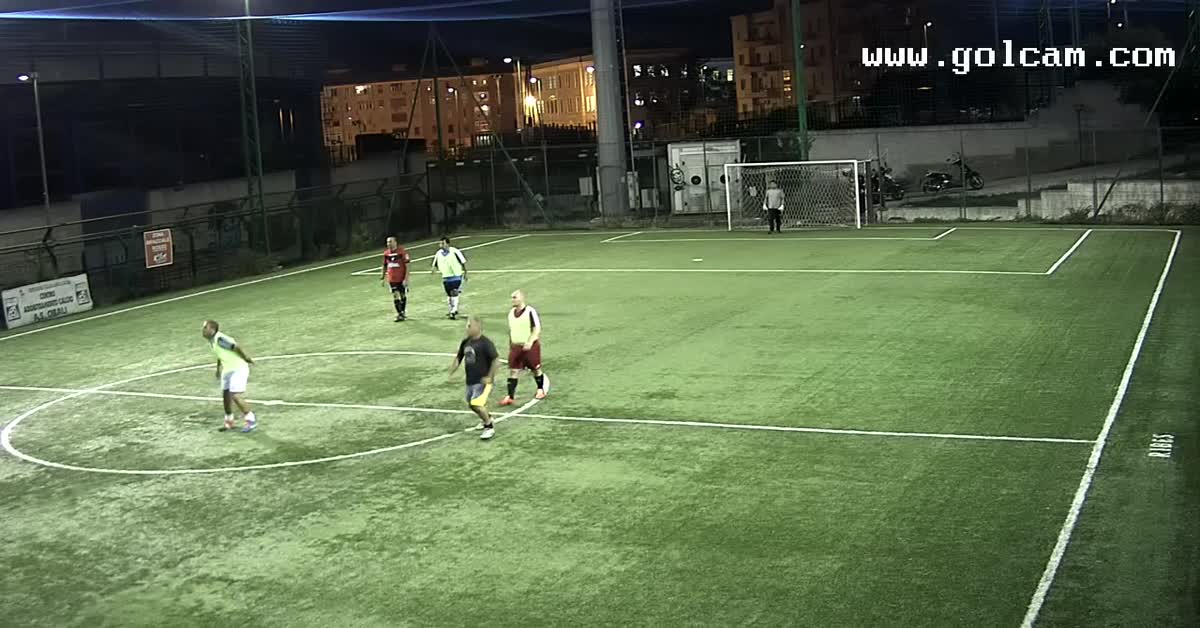 Azione tutta di prima tiro finale fuori di poco 