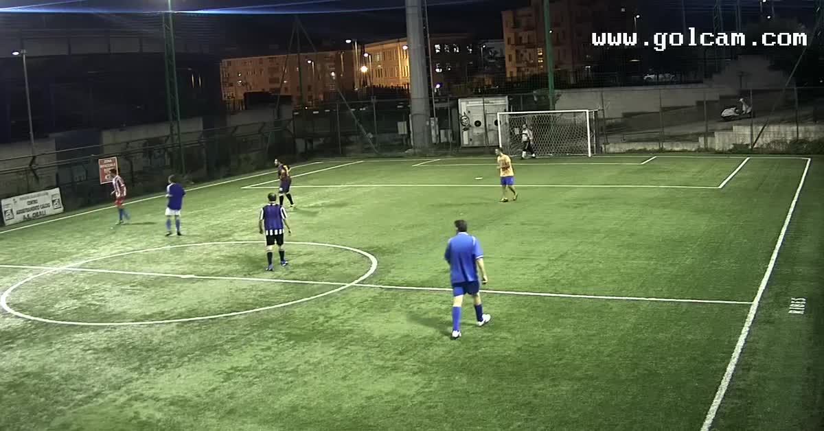 Gol da fuori aria all'incrocio dei pali