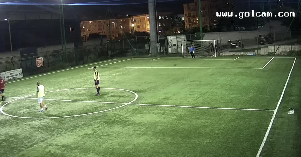Ruba palla e va in gol