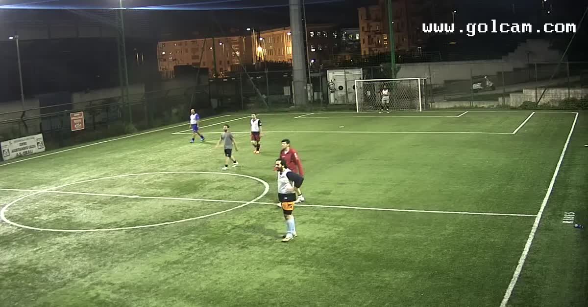 si accentra dalla fascia, tiro e gol...