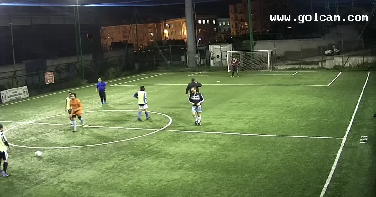 Azione direttamente dal manuale del calcio (spettacolo)...