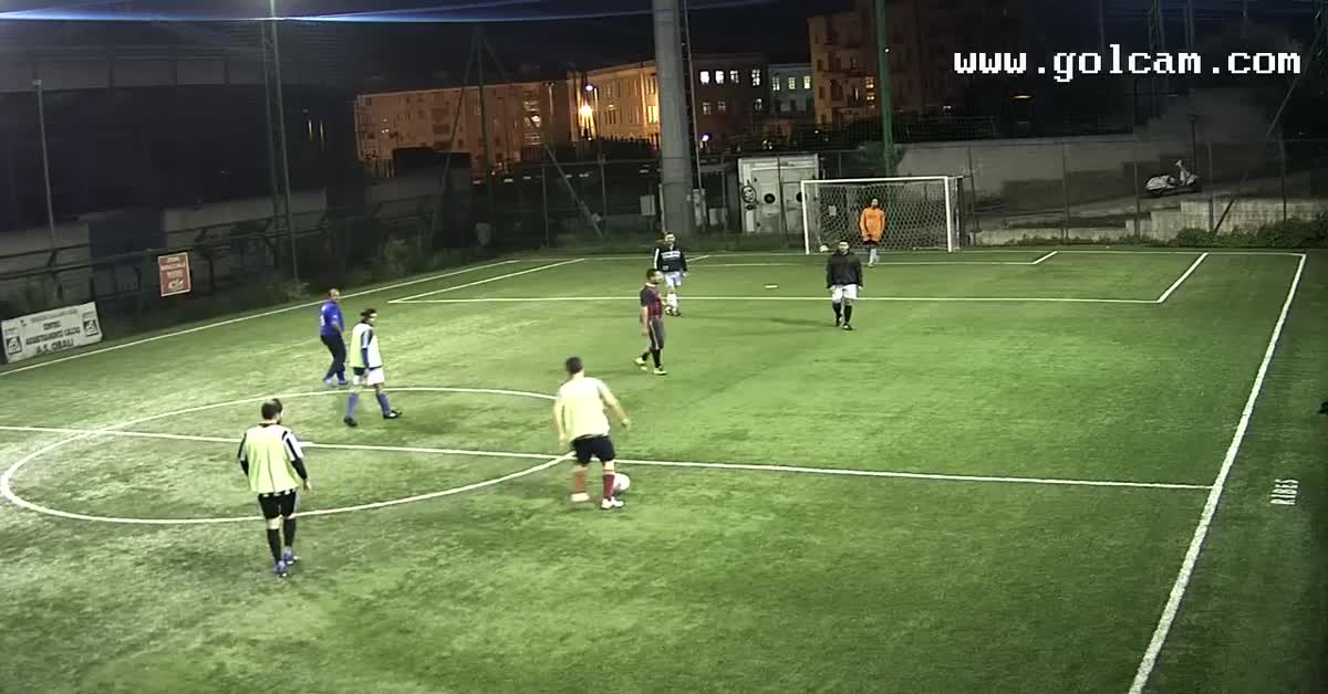 Azione tutta di "Prima" e gol di tacco...