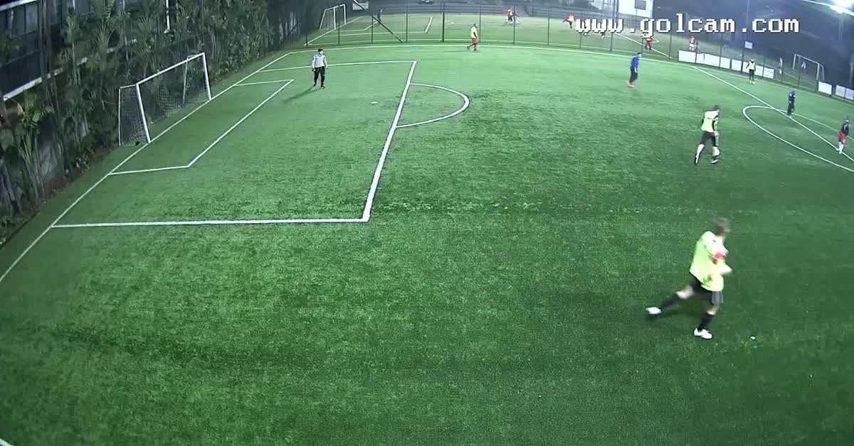 Tiro dal centrocampo