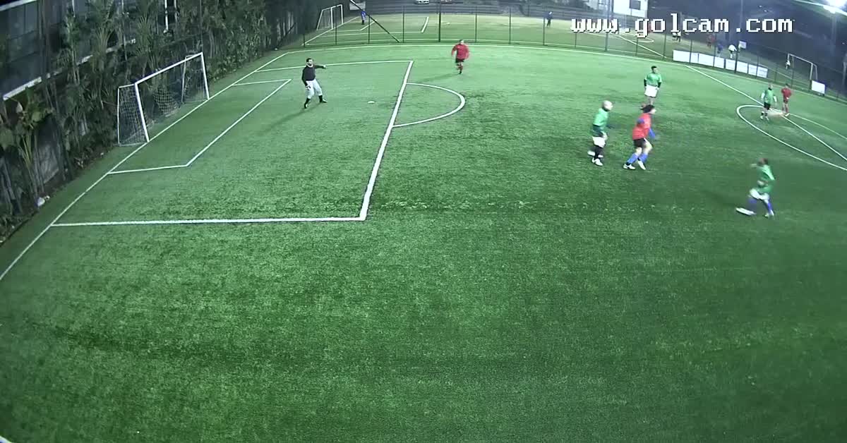 La mette lì dove il portiere non può arrivare