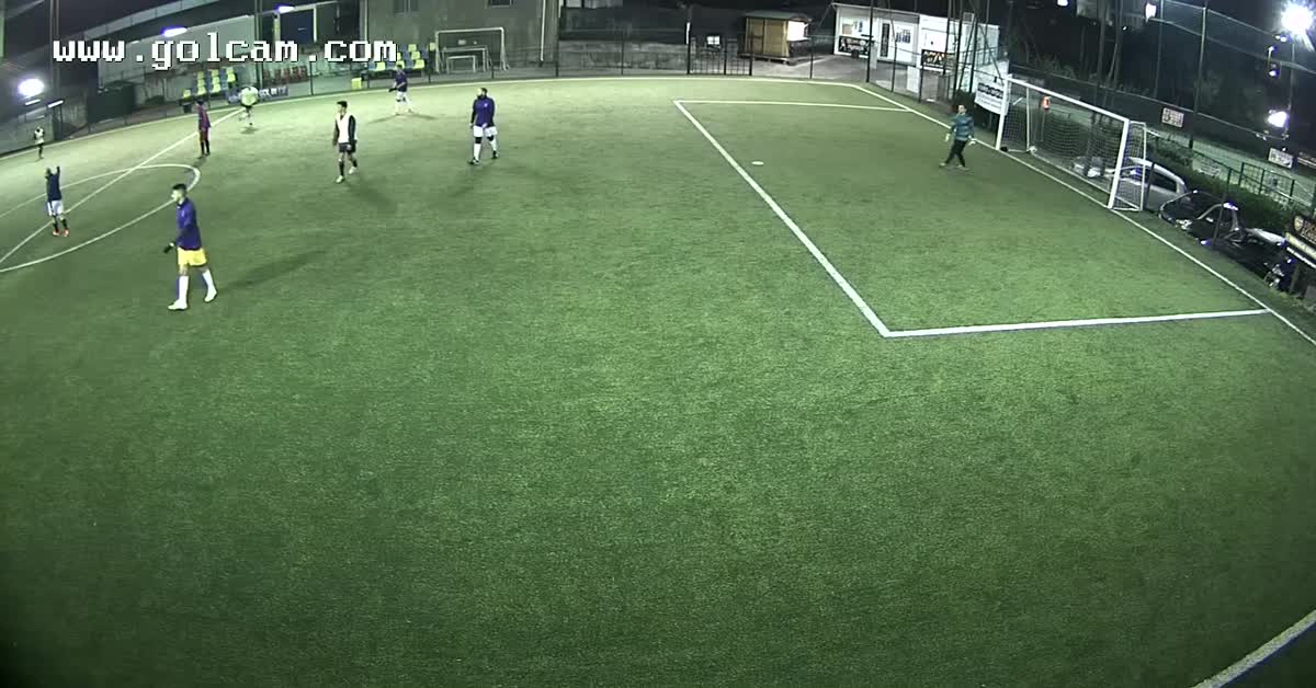 Tiro e prende il palo