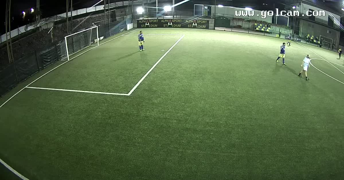 Micale lavora un assist..