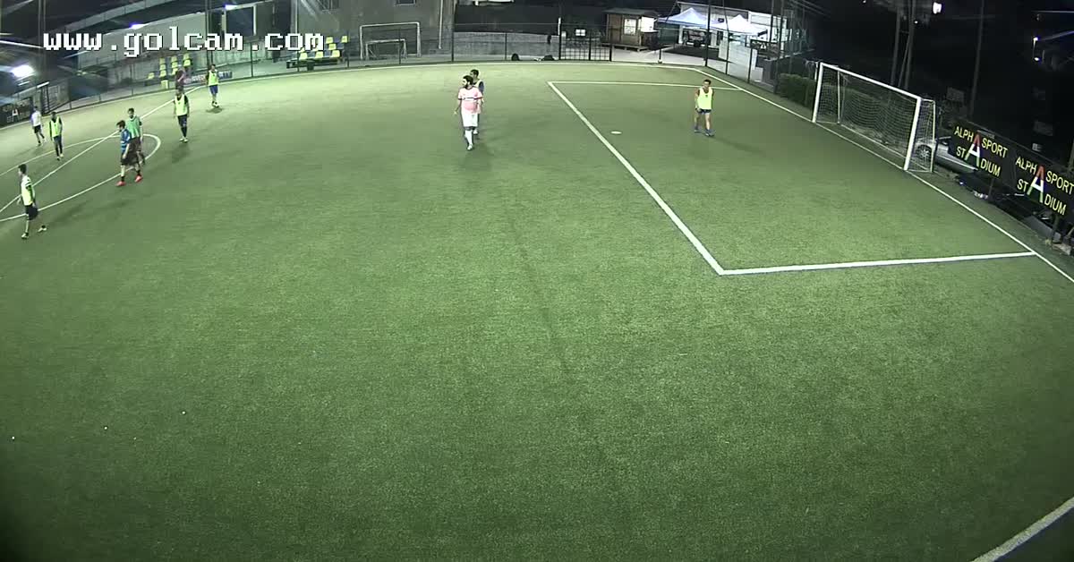 tiro fuori dopo respinta del portiere