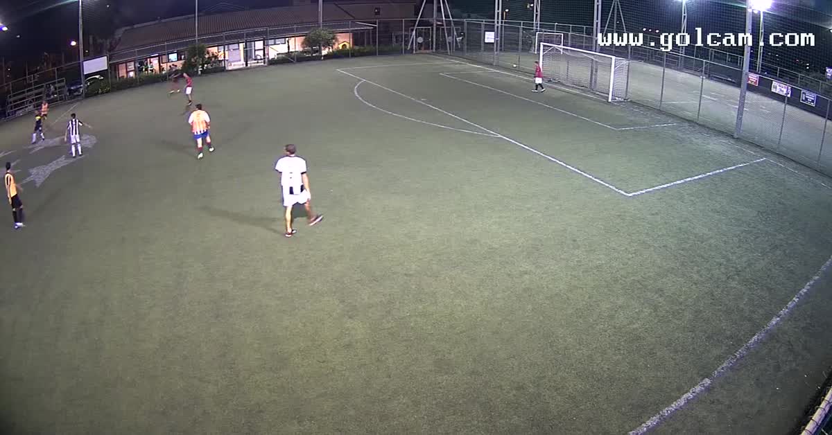 Mischia in area e gol