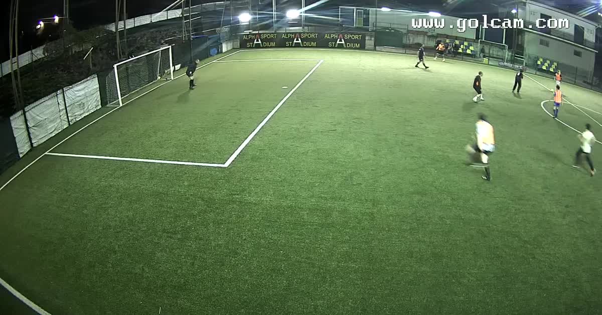 Tiro da fuori all'angolo