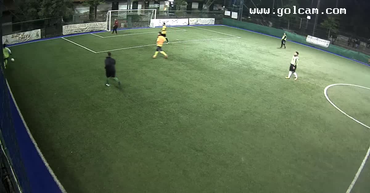 Tiro dal centrocampo