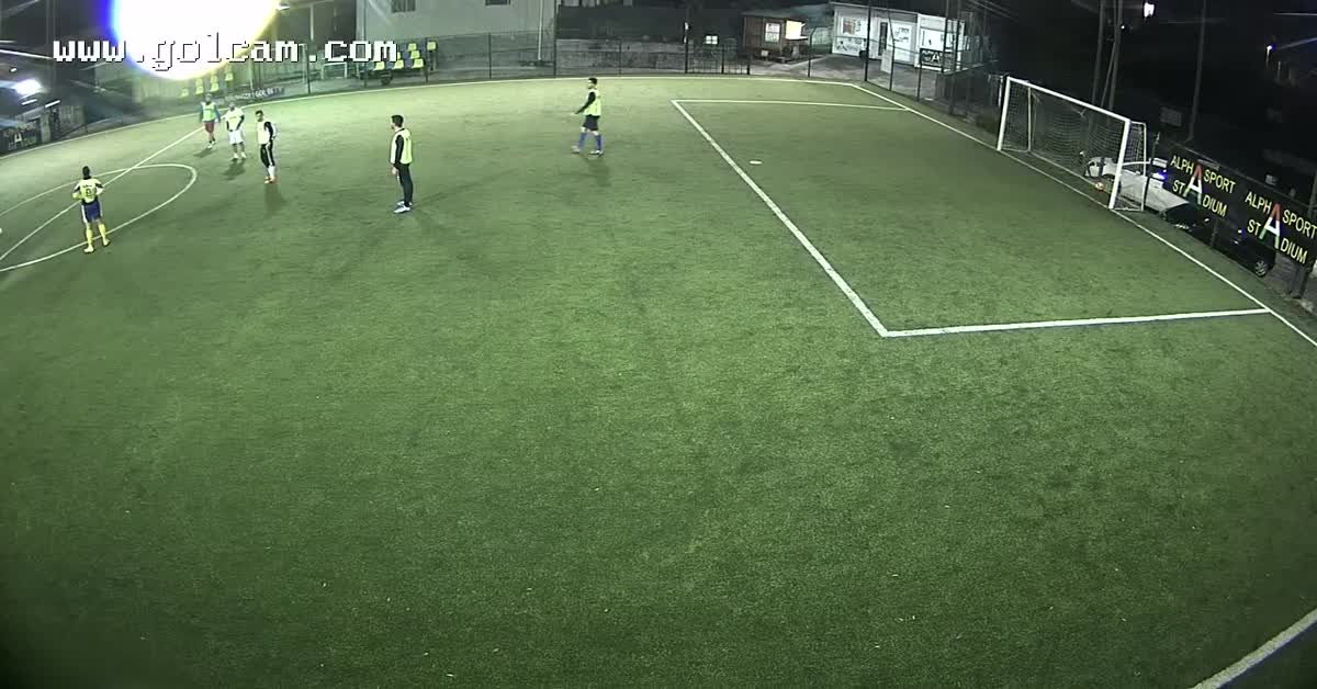 tiro dal centro campo