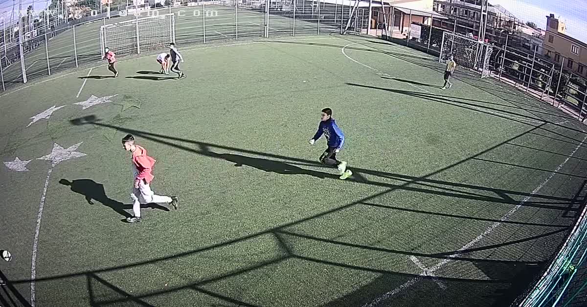 Da fuori a scavalcare il portiere