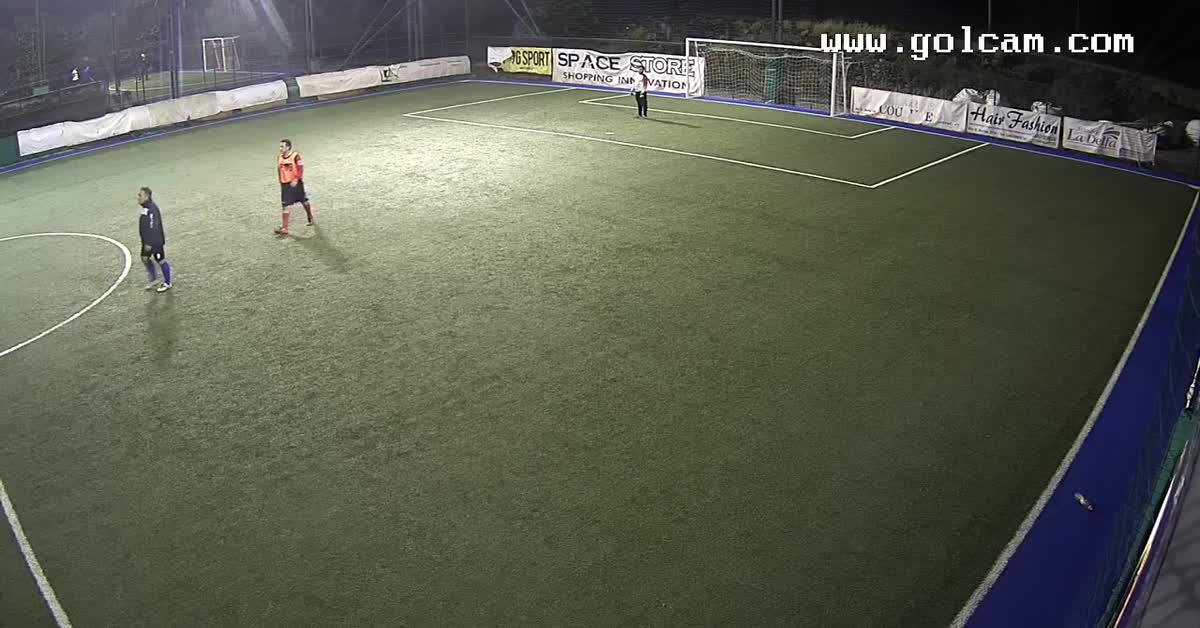 Siede il portiere e segna