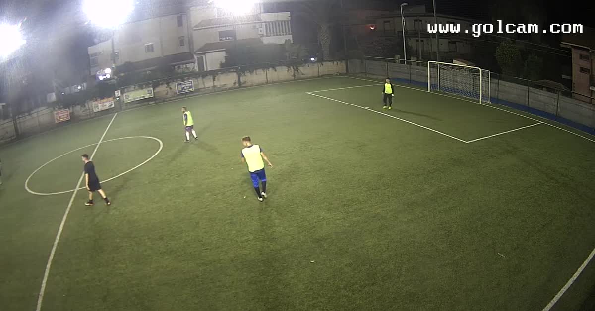 Dribbling e tiro di sinis