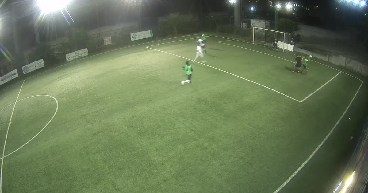 Dribbling in mezzo a 2 