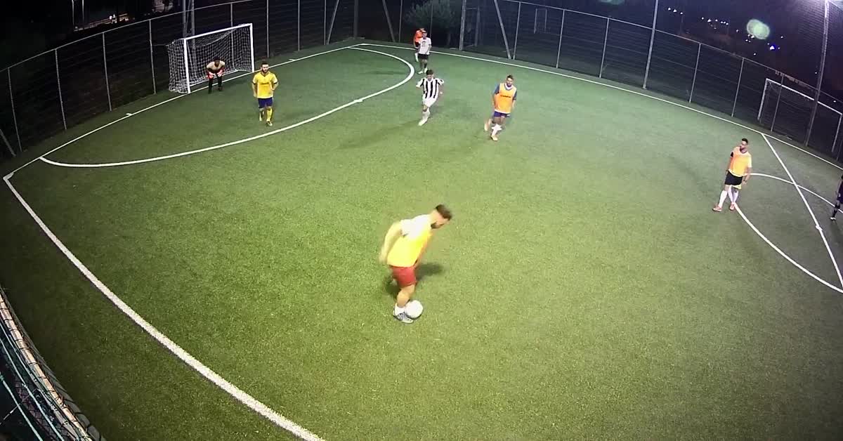 Dribbling e gol da fuori