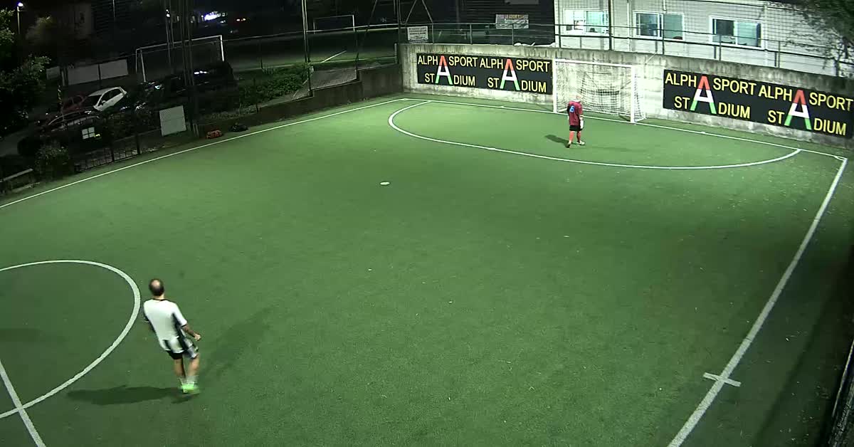 Esterno con palo e goal