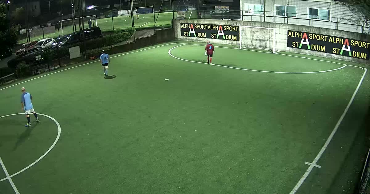 Passa tra palo e portiere