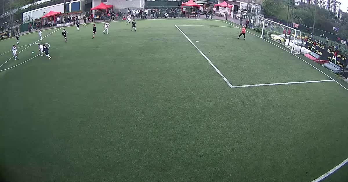Dribbling a centro campo.