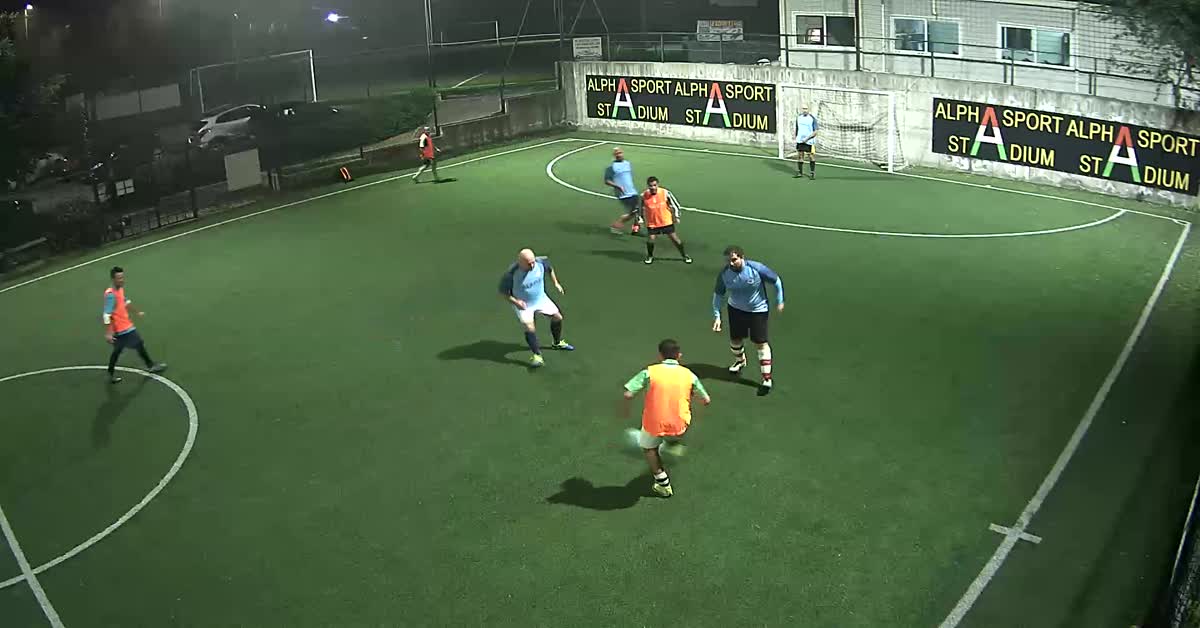 Gli piega le mani..e goal