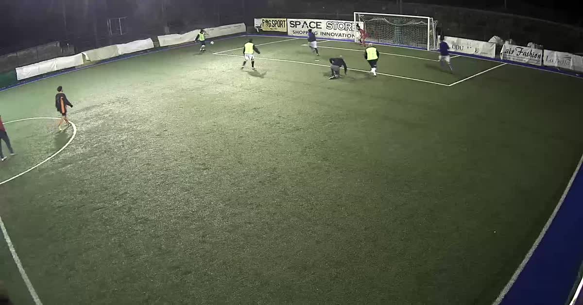 Tiro dal centro campo 