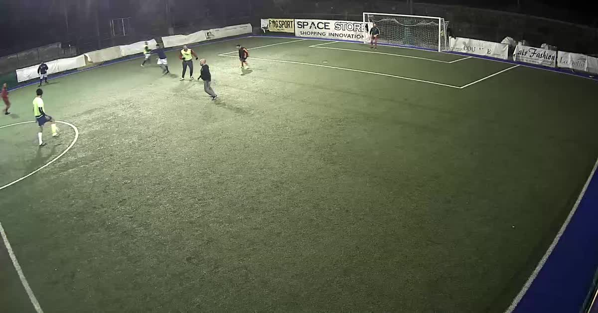 Tiro dal centro campo 