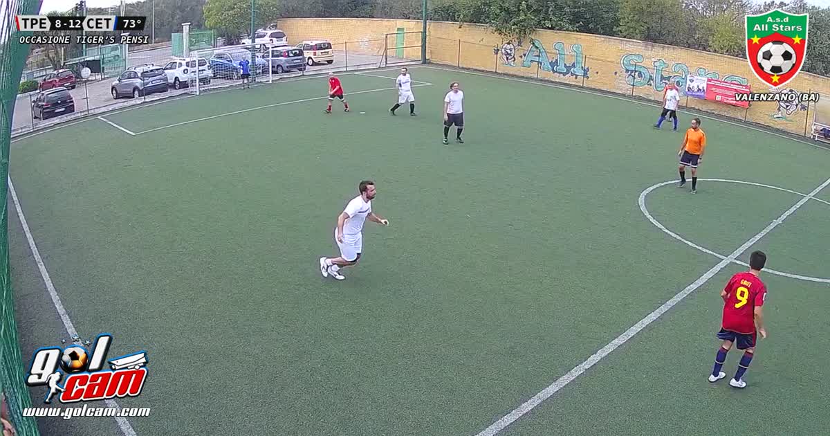 Bellissima azione con palo