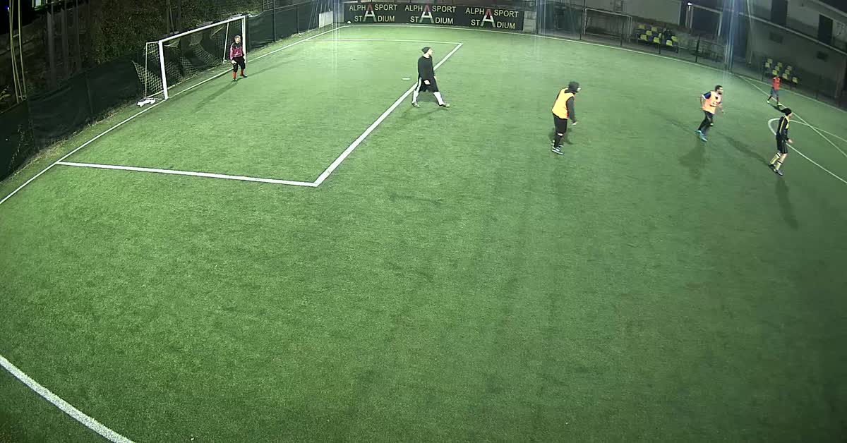 Portiere si tuffa ma nn arriva
