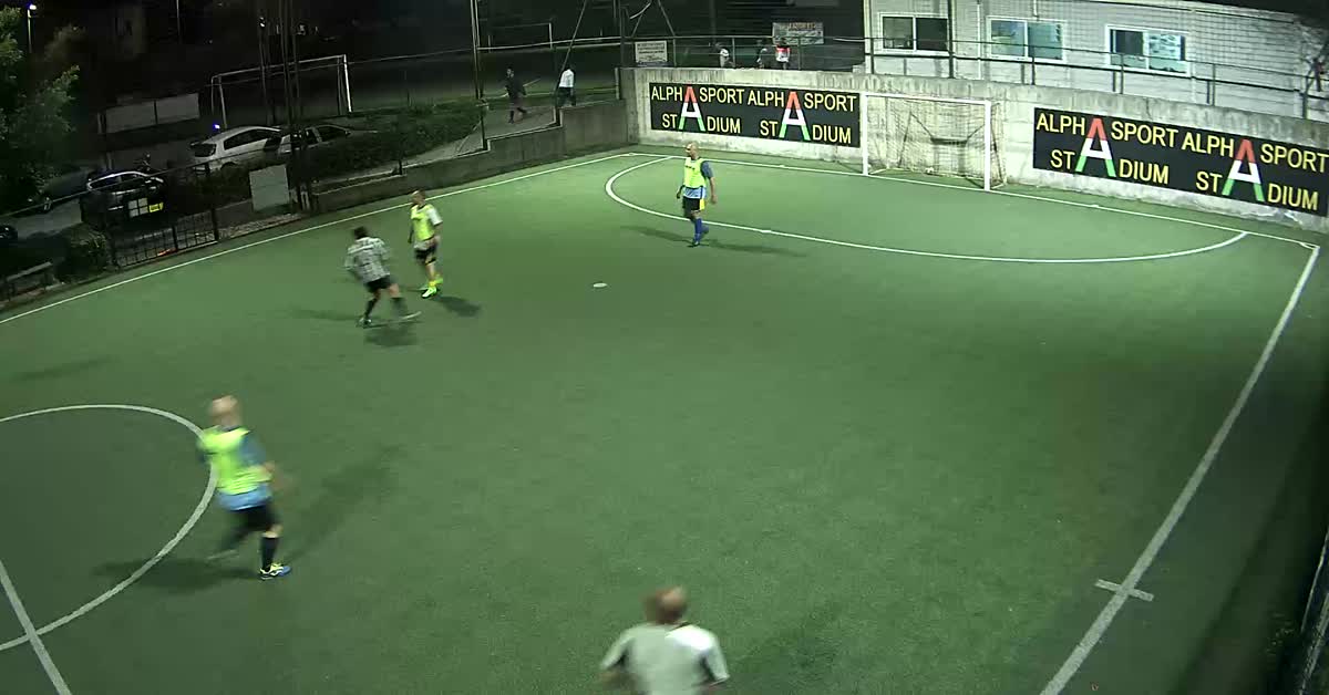 Esterno tra palo e portiere