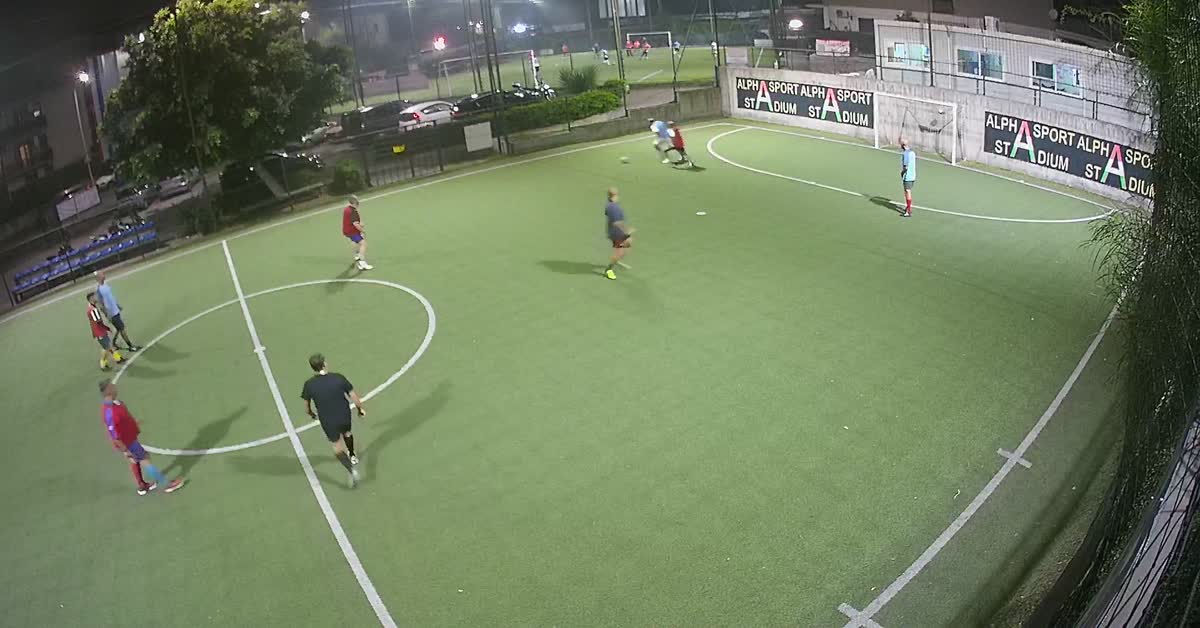 Rimpallo e gran goal da fuori
