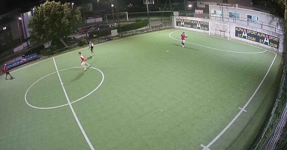 dribbla tutti e prende il palo