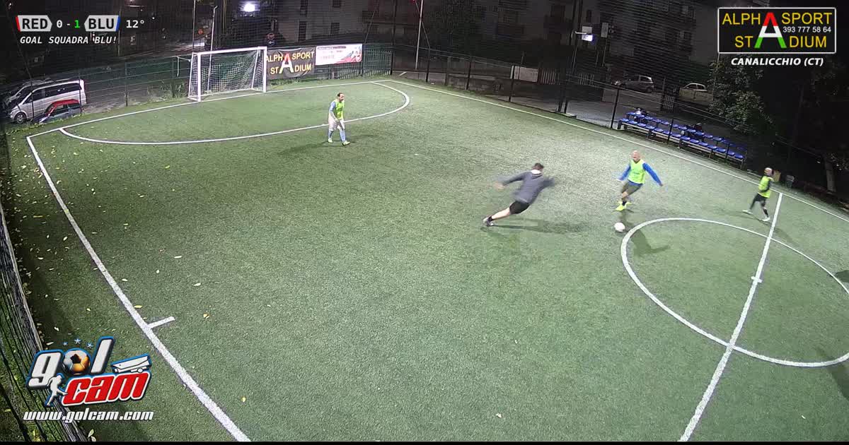 Fulmina il portiere da fuori