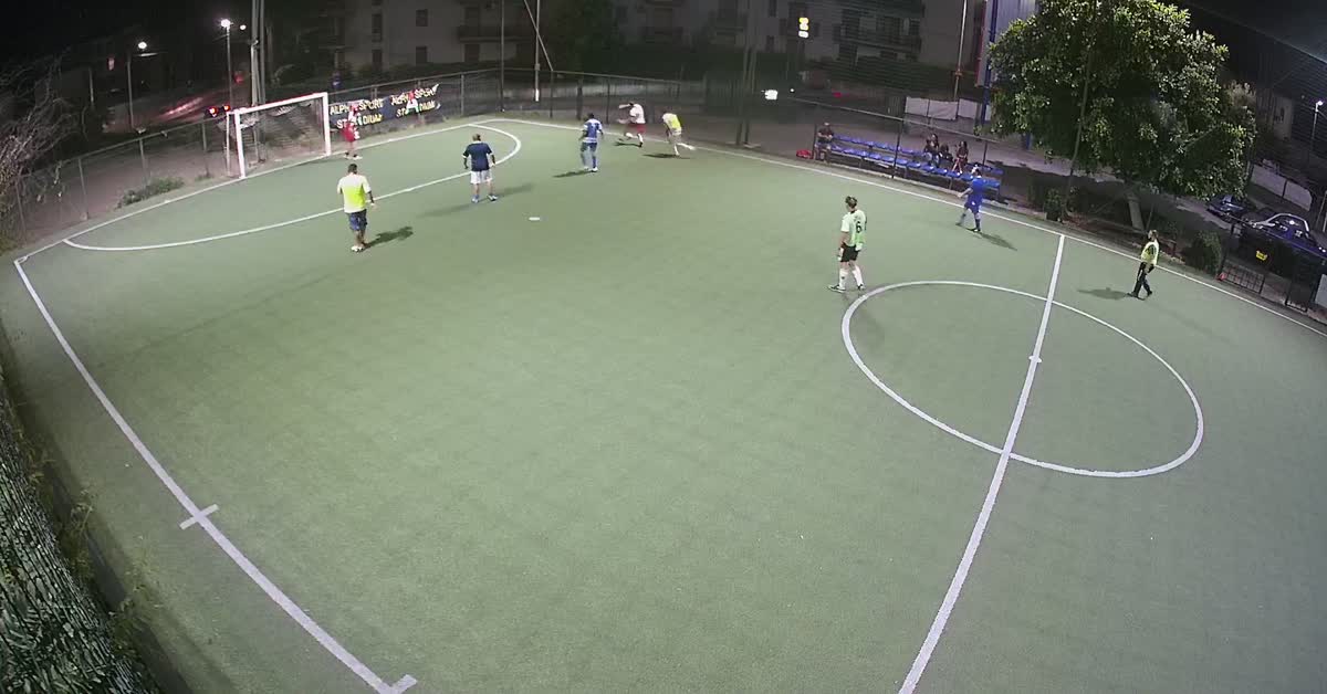 Sotto le gambe del portiere 