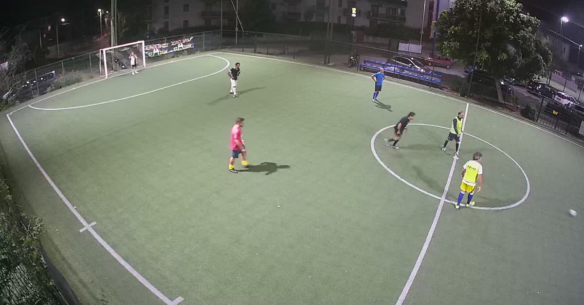 Rimpallo a centrocampo e goal