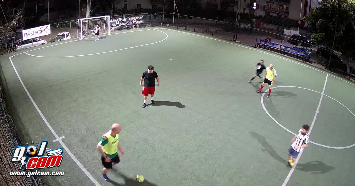 Destro a fil di palo e goal