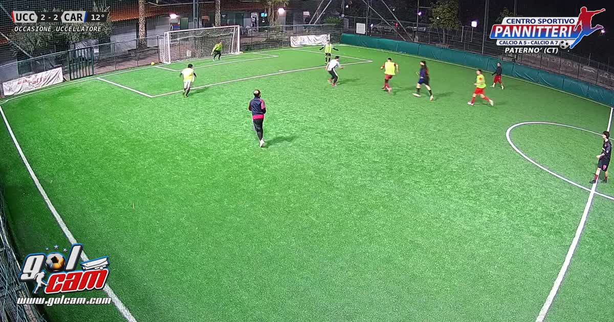 ci mette il piede e salva