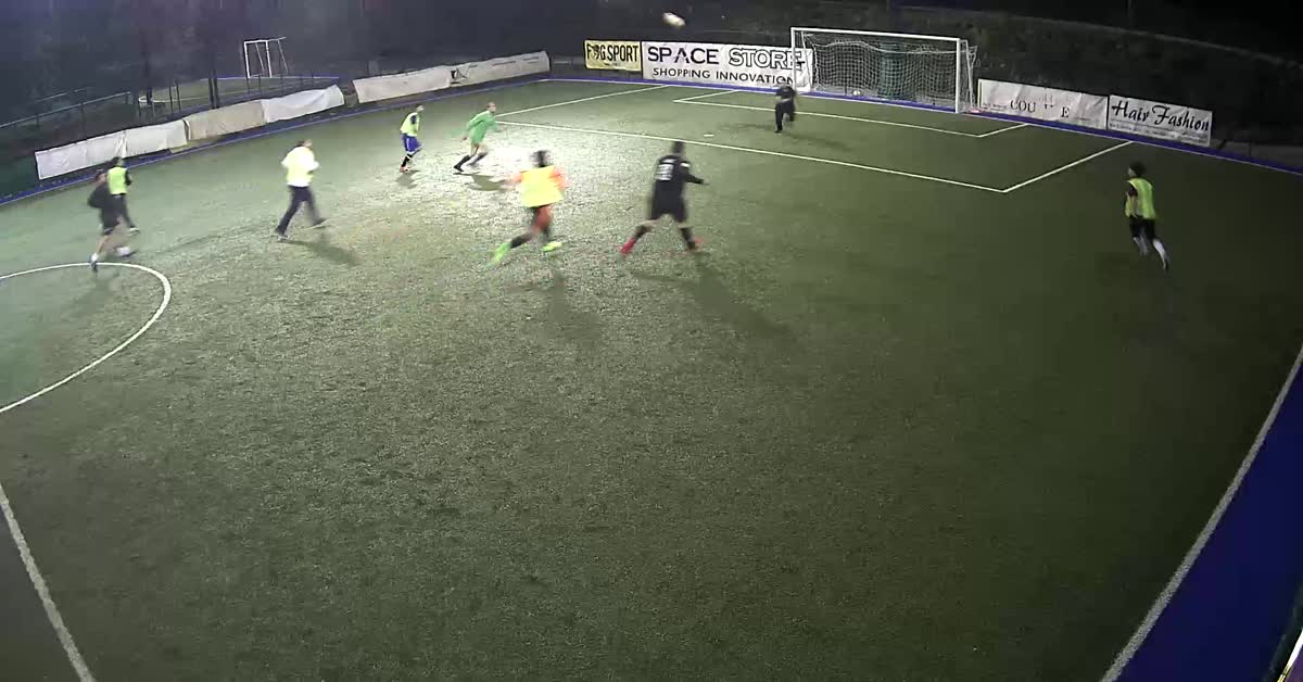 Dribbling e gol al volo