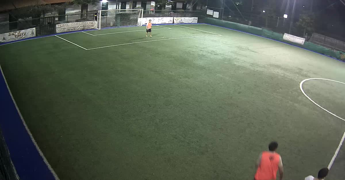 Tiro e la palla sul palo