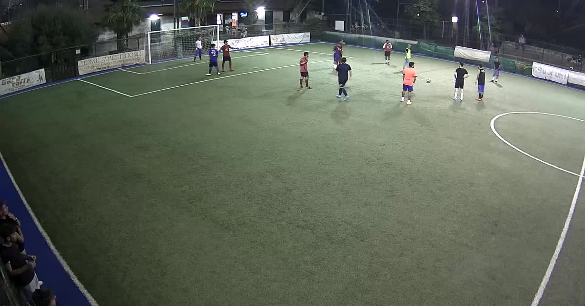 Punizione in mezzo alla barrie