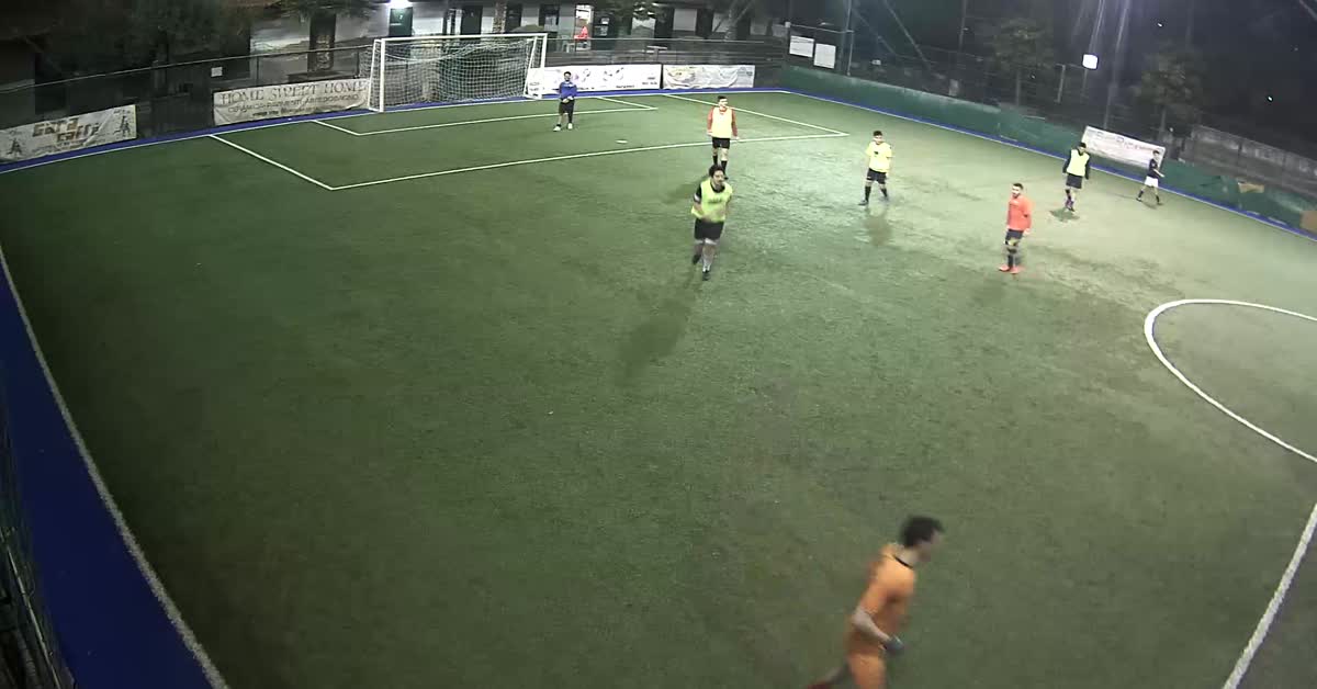 Portiere viene impietrito dal9