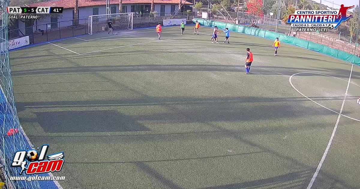 Gol di tunnel al portiere 