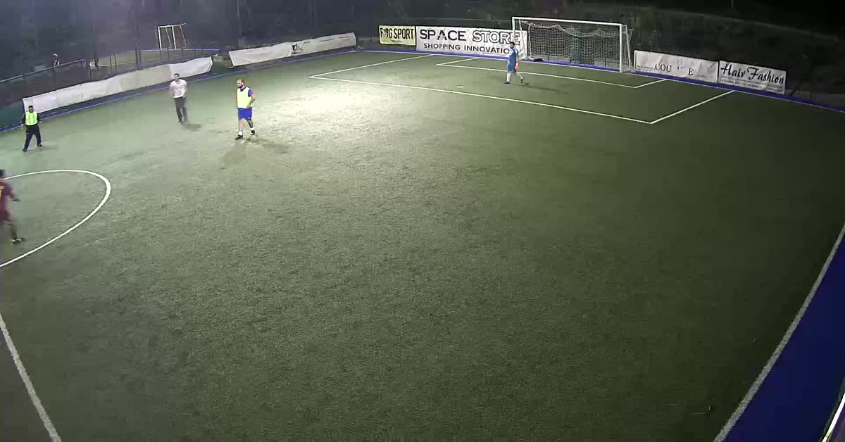 Dribling e tiro di poco alto!