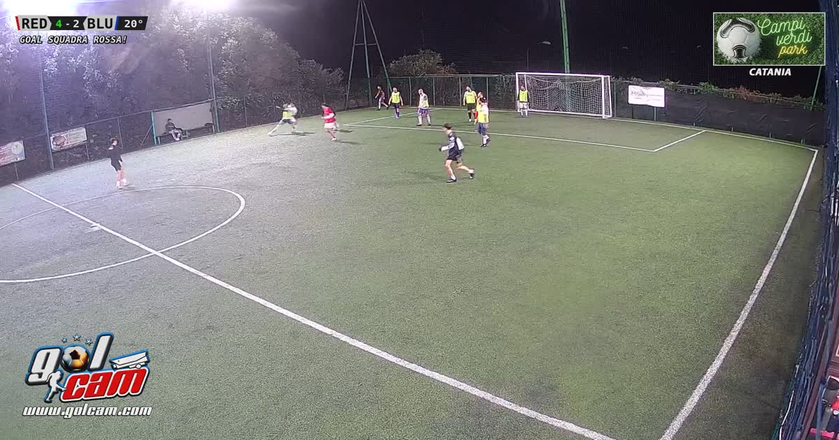 Prodezza da centrocampo