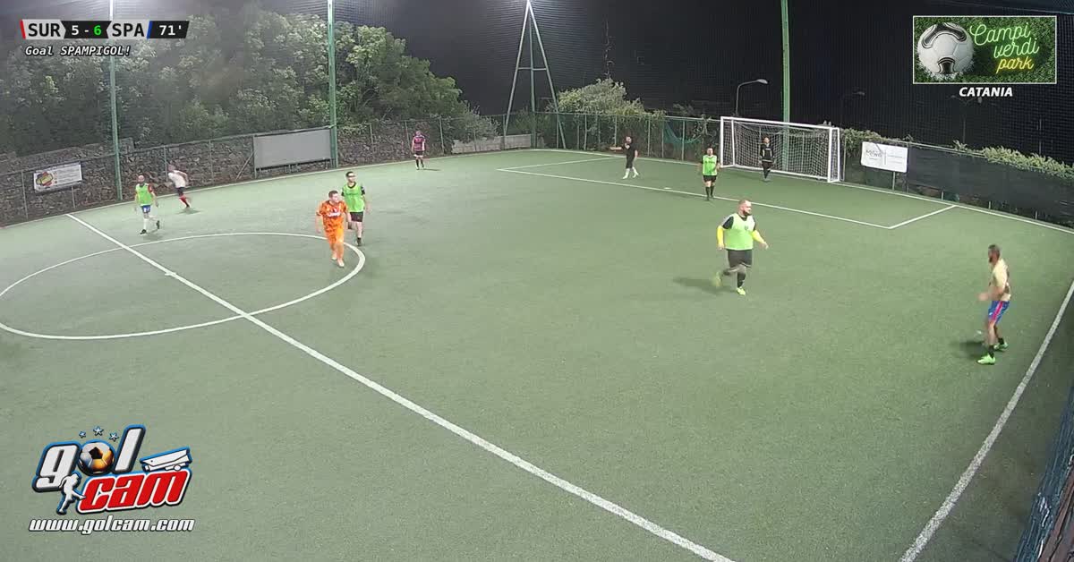 Distrae il portiere col solo s