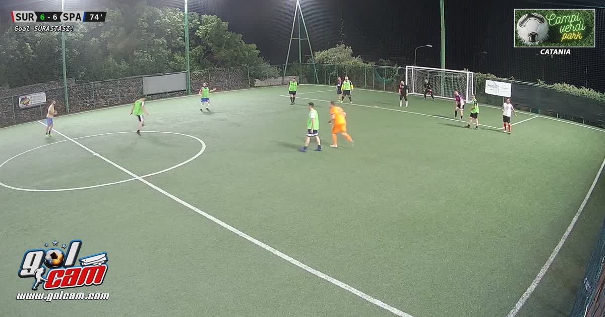 Sfonda le mani al portiere
