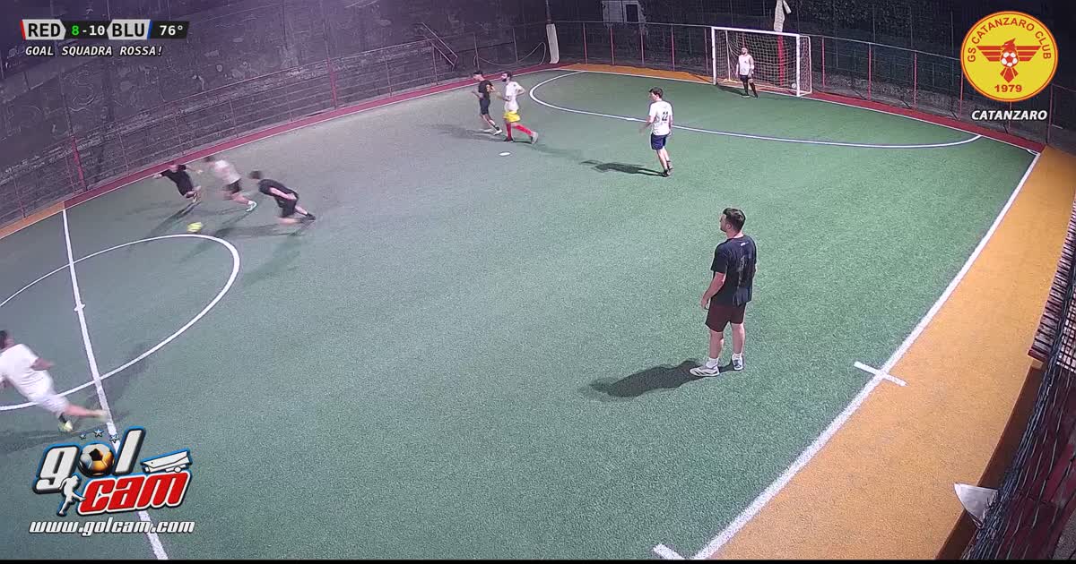 Mette a sedere il portiere 