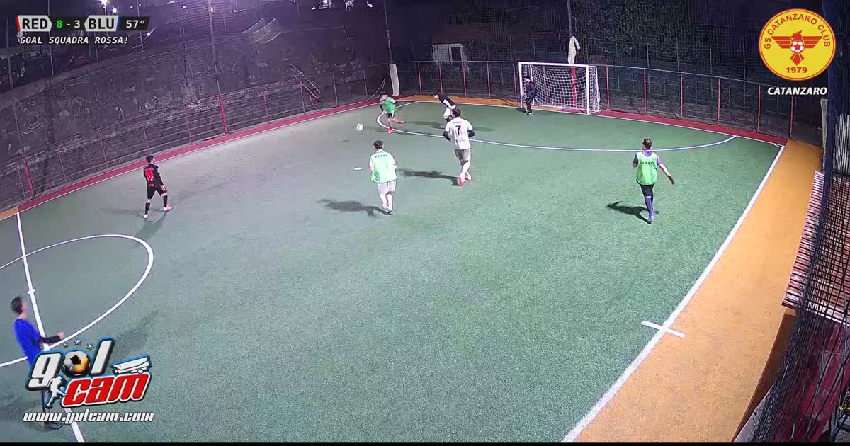 sotto le gambe del portiere