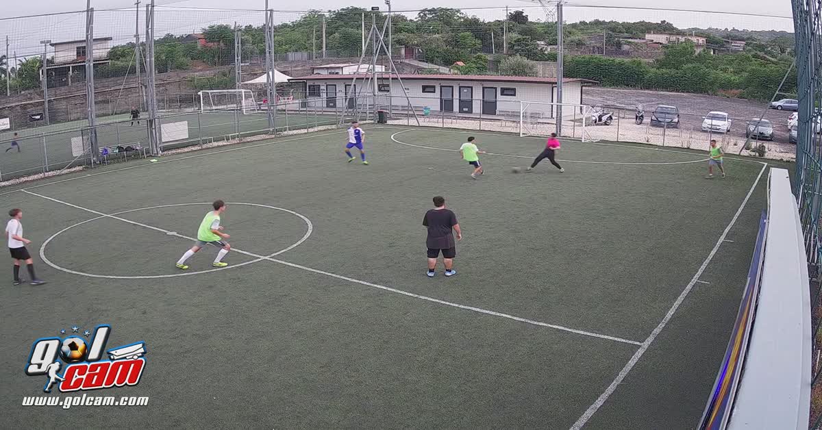 Goal al volo sotto l"incrocio