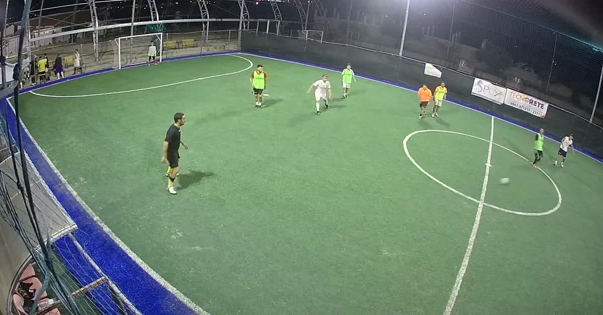 Stop di petto e pallonetto