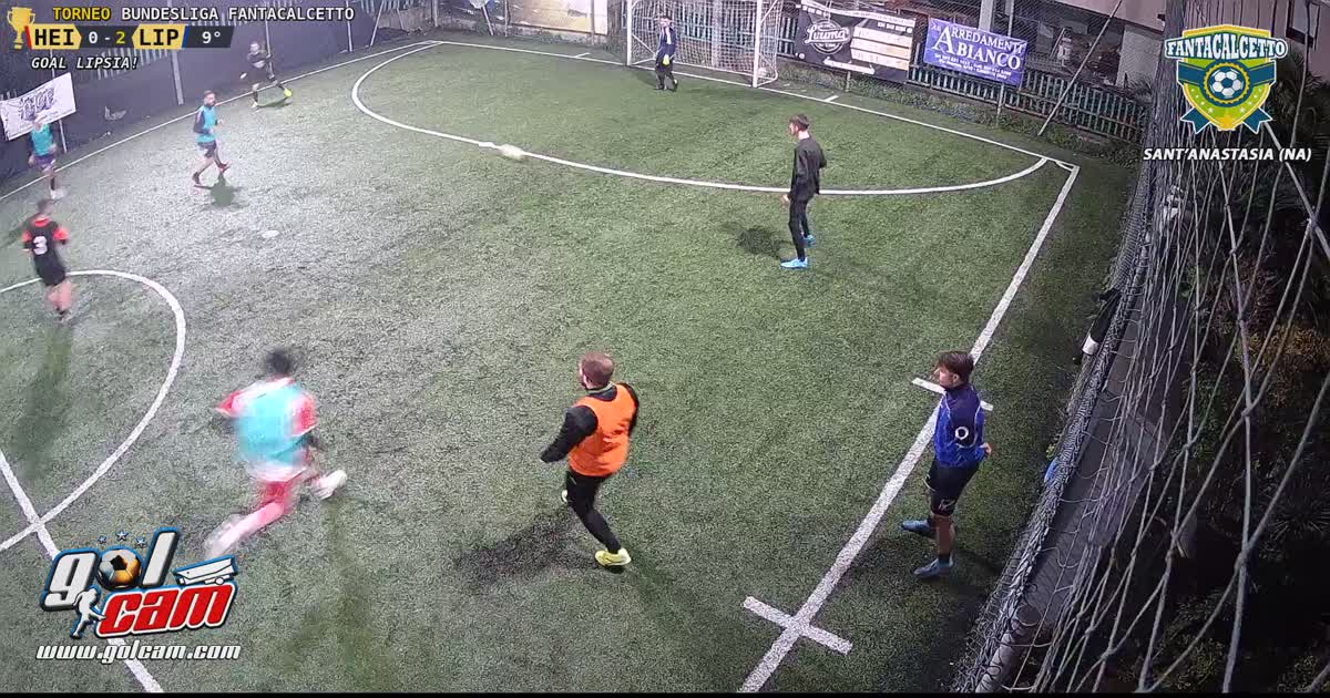 Punizione sotto le gambe